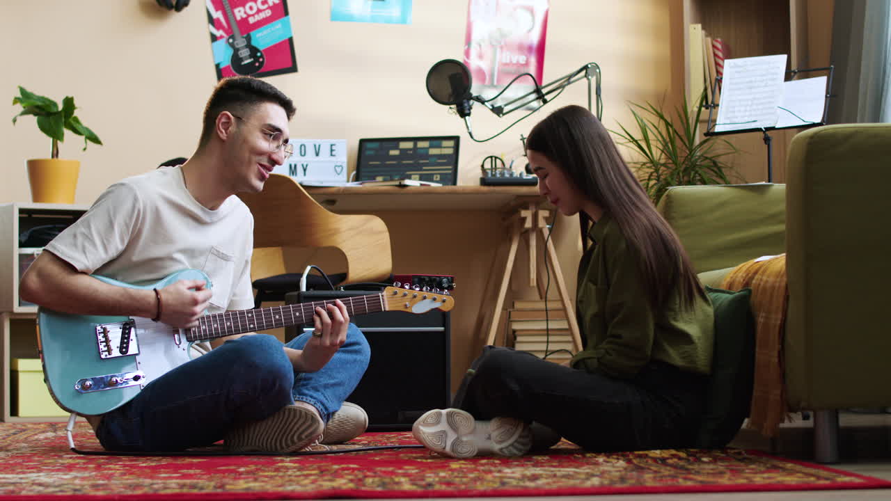 음악을 즉흥적으로 연주하는 커플