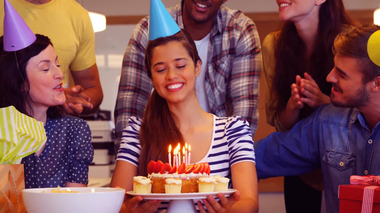 equipo de negocios creativos celebrando el cumpleaños de sus colegas