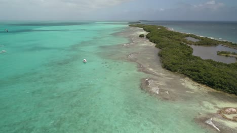 gire a la izquierda archipiélago tropical con kitesurfistas volando en los roques