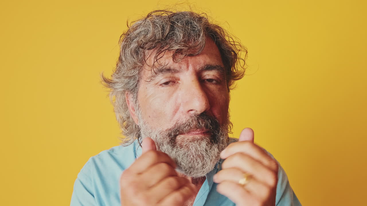 Retrato de un hombre de cabello gris y barba