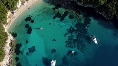 Rotating-Top-View-of-Mediterranean-Paradisiacal-Beach-and-Some-Boats,-Turquoise-Waters,-Greece