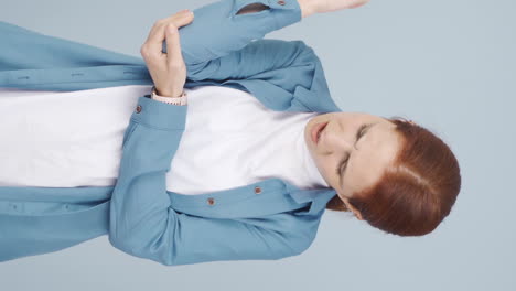 Vertical-video-of-Woman-with-elbow-pain.