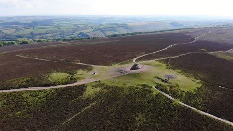 vista aérea sobre la cumbre de la baliza dunkery rodeada de brezo