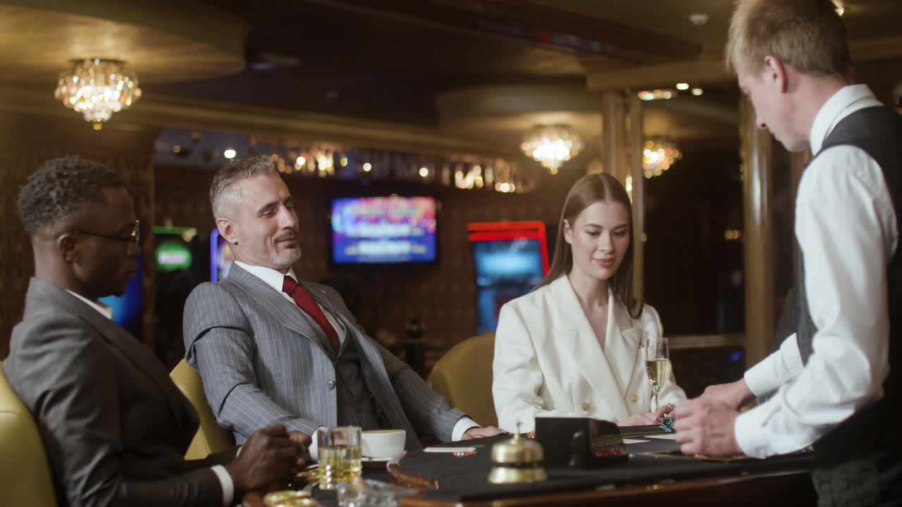 gente jugando al póquer en el casino.