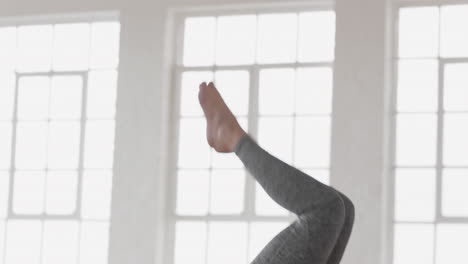 Clase-De-Yoga-Mujer-Joven-Sana-Estirando-El-Cuerpo-Preparándose-Para-El-Entrenamiento-Matutino-Practicando-Posturas-Disfrutando-De-Un-Entrenamiento-De-Estilo-De-Vida-Saludable-En-Un-Gimnasio-Con-Un-Grupo-Multirracial-De-Mujeres