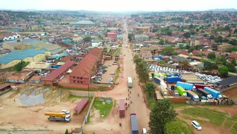 aérea por encima de la zona industrial de la carretera de circunvalación en la ciudad de kampala en uganda