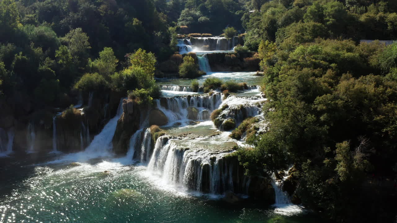 increíble serie de cascadas en el parque nacional krka en croacia