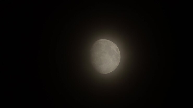 A lua à noite com nuvens passando