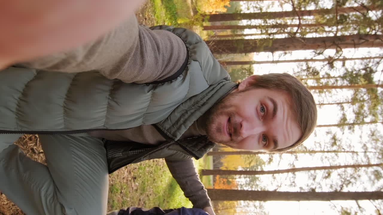 padre e hijo en el bosque