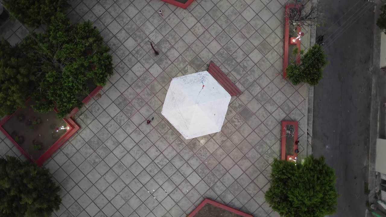 en un pueblo mágico mexicano la vista desde un avión no tripulado es un lugar espectacular que captura la plaza de la ciudad