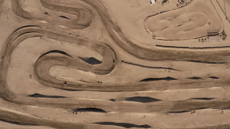 vista aérea del circuito de carreras de motocross en el desierto de mojave, california