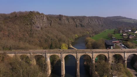 諾曼底的克萊西橋 (clécy viaduct) 的美麗空中景色