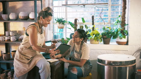 dos mujeres jóvenes usando una tableta digital