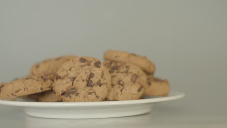 montón de galletas con trocitos de chocolate en un plato blanco - cierra la plataforma rodante a la derecha