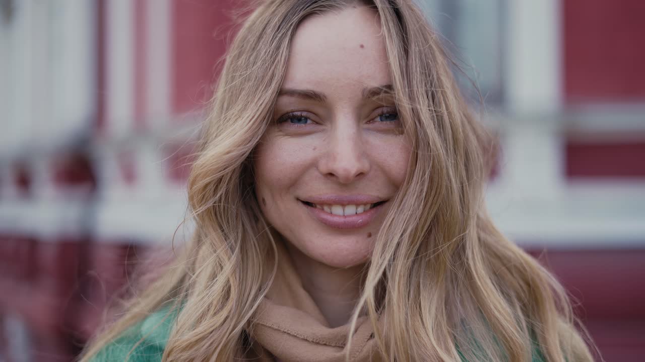 retrato de mujer bebiendo un café al aire libre