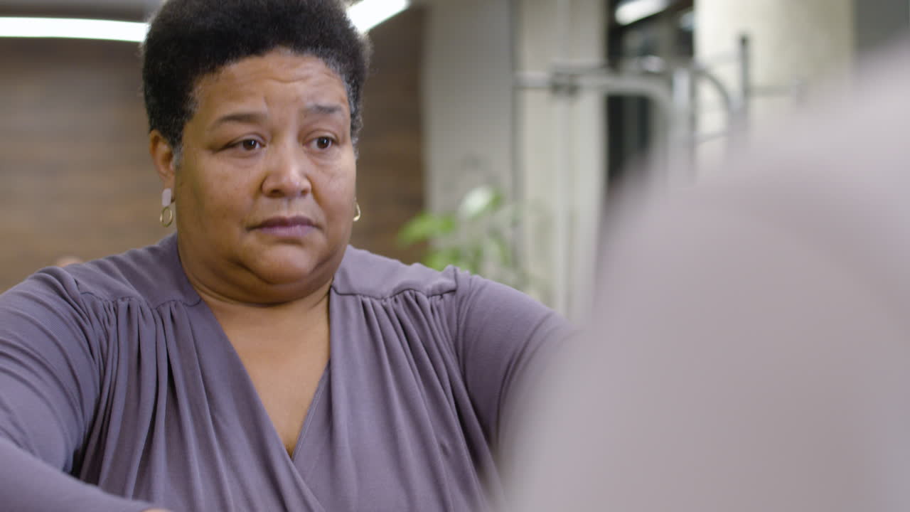 Un primer plano de una mujer.