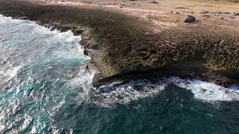 Capas-Irregulares-De-Plataformas-De-Basalto-Erosionadas-Y-Piscinas-Bombardeadas-Por-Agua-Cristalina-Del-Océano