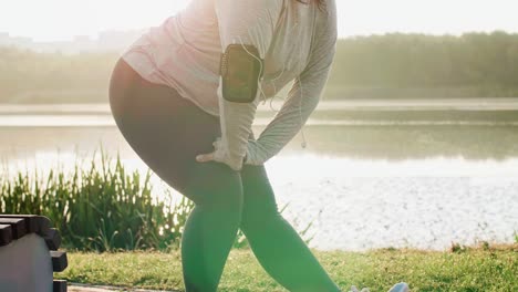 Mujer-Estirando-Las-Piernas-Antes-De-Correr-Por-La-Mañana.