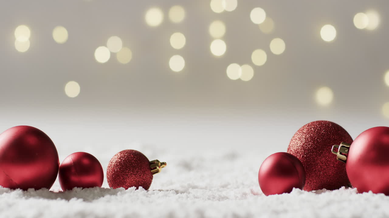 Video dekorasi Natal bola-bola merah dengan ruang salin di latar belakang salju