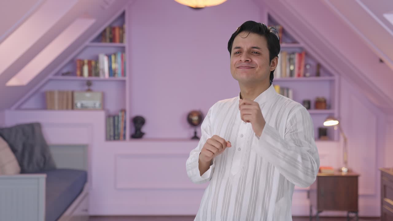 hombre indio feliz bailando y disfrutando