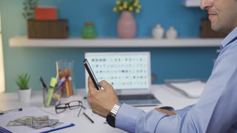 Hombre-Comprando-Productos-En-Línea-Desde-El-Teléfono.-Comercio-Electrónico.