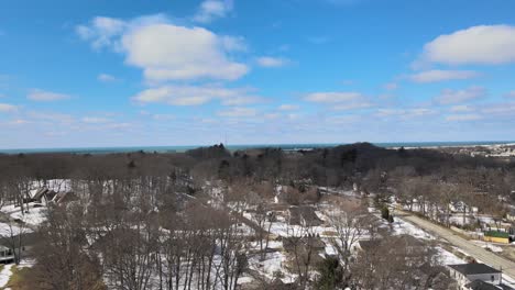 un hermoso día de pájaro azul en muskegon