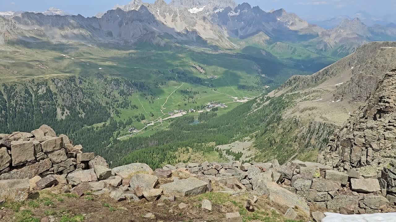 Panoramiczny widok na Marmoladę i Val di San Pellegrino we włoskich Dolomitach.