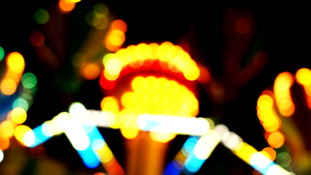 parque de diversões bokeh à noite