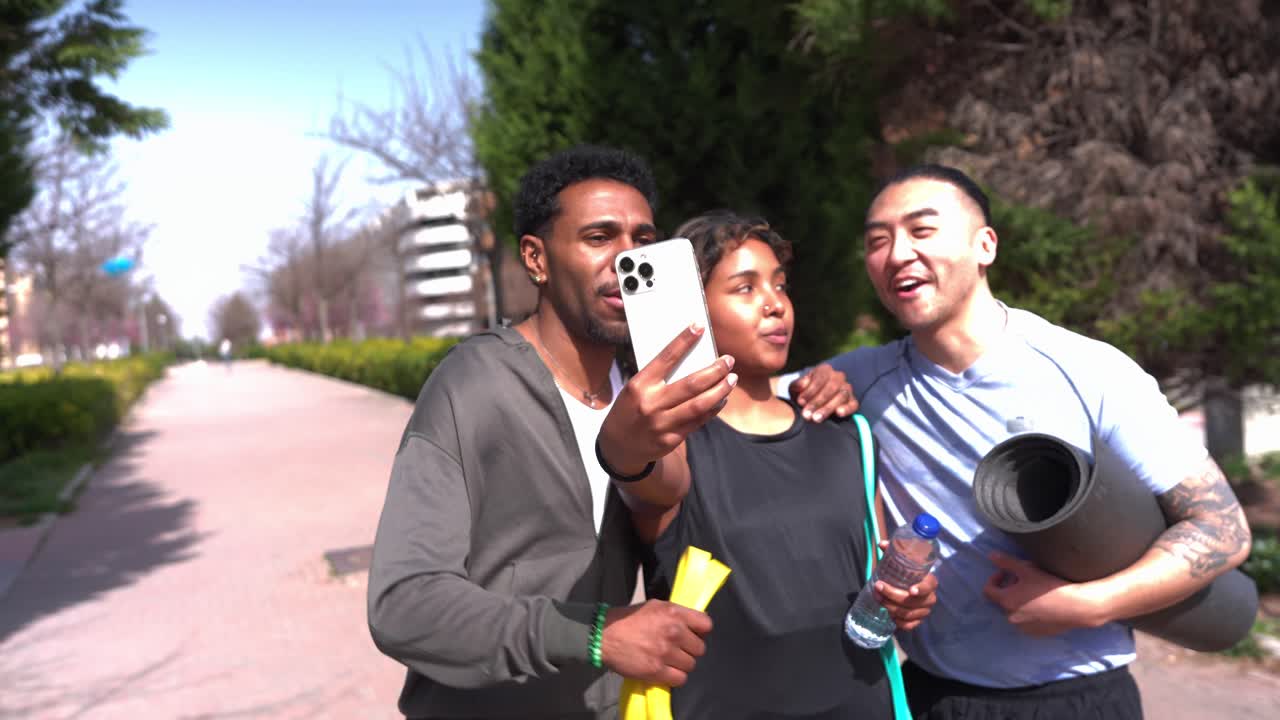 Amici felici di diverse etnie che si scattano un selfie dopo un allenamento all'aperto