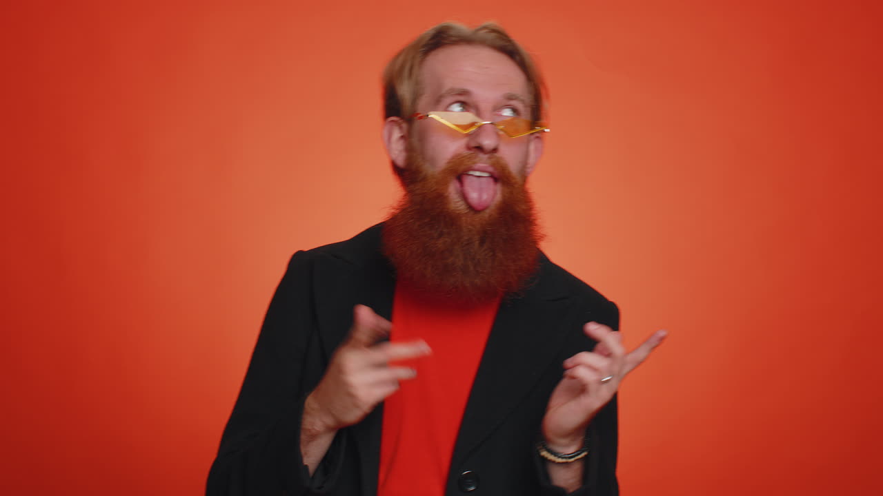 hombre divertido y alegre haciendo expresiones faciales juguetonas, haciendo muecas, haciendo tonterías mostrando la lengua