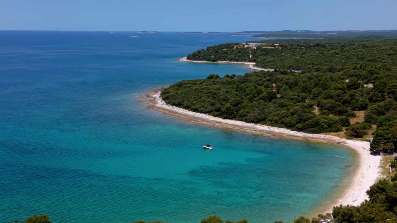 Costa mediterranea, piccola barca e Mar Adriatico blu vicino alle Isole Brioni, Croazia. Veduta aerea panoramica