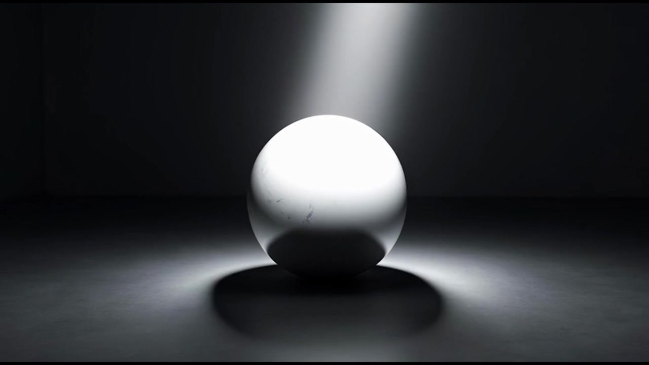 Sfera bianca illuminata da un singolo raggio di luce in una stanza buia