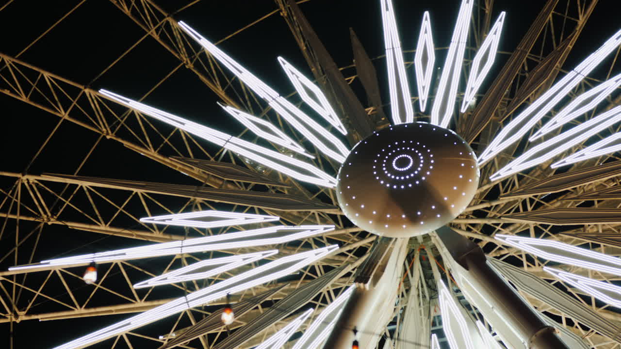 centro iluminado de la rueda de la fortuna