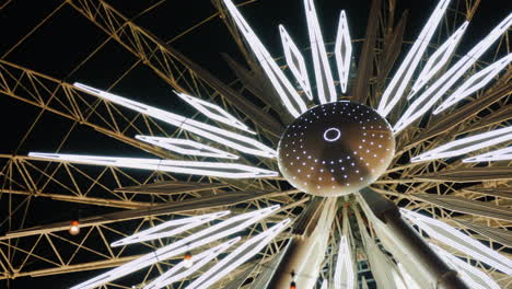 centro iluminado de la rueda de la fortuna