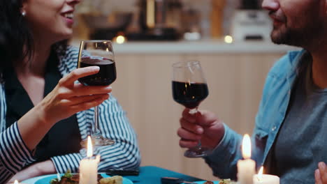 pareja con copas de vino rojo
