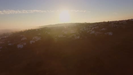 niebla procedente del océano atlántico durante la puesta de sol en luz, algarve, portugal