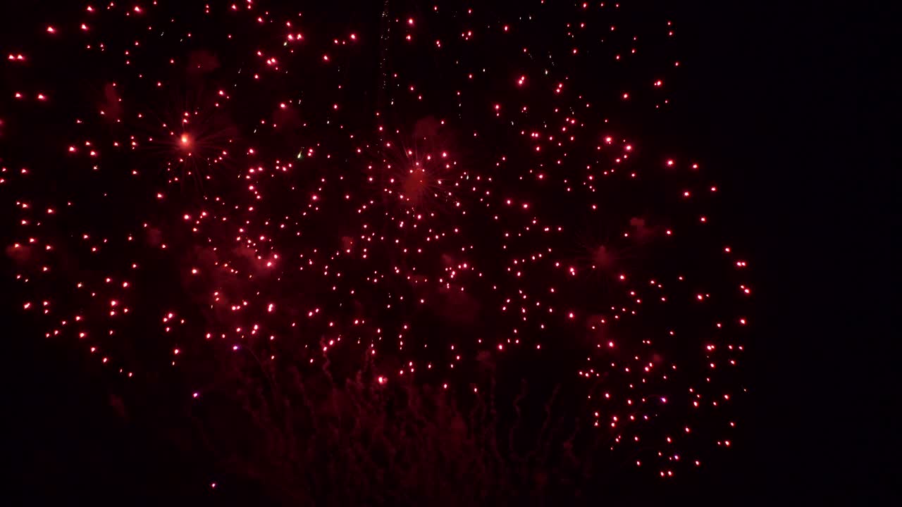 축제에서 축하하기 위해 밤에 아름다운 다채로운 불 작품 전시
