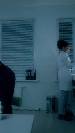 científicos trabajando en un laboratorio por la noche