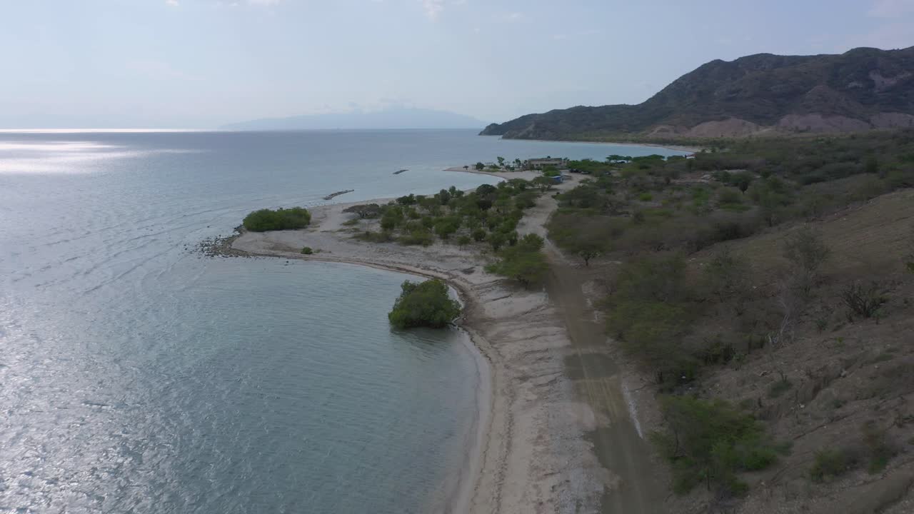 aerial hacia adelante a lo largo de la costa de puntarena. república dominicana