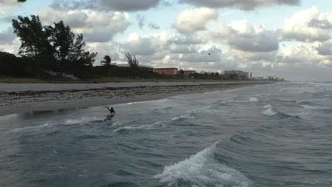 Perro-Persiguiendo-Kiteboarder-A-Lo-Largo-De-La-Costa