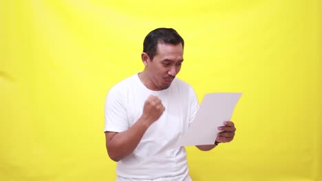 wow expresión de hombre adulto asiático emocionado después de leer el informe en el papel