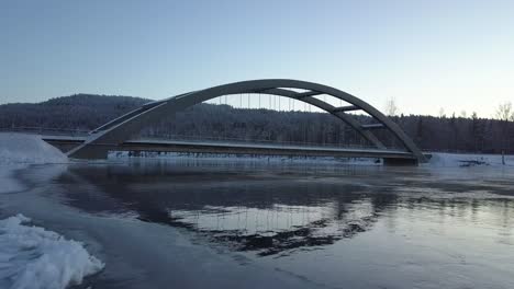 Eine-Brücke-In-Einer-Ländlichen-Gefrorenen-Landschaft-Von-Schweden,-Im-Winter