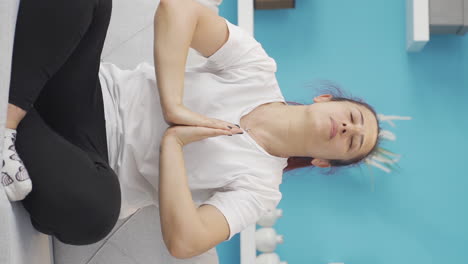 vídeo vertical de la mujer meditando.