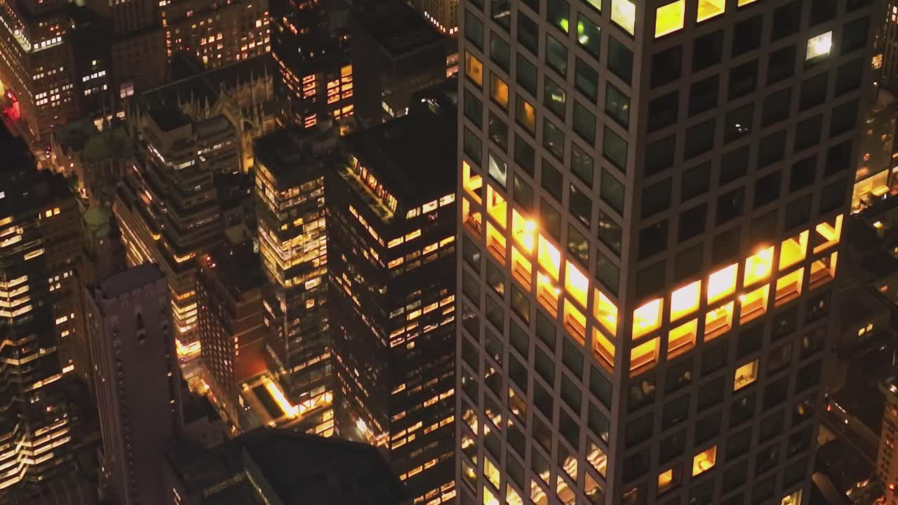 夜のマンハッタンのストリートキャニオンに輝く交通の光跡