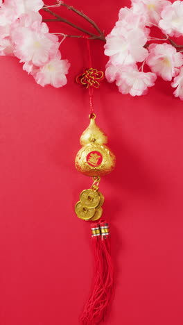 video vertical de primer plano de la decoración china en fondo rojo