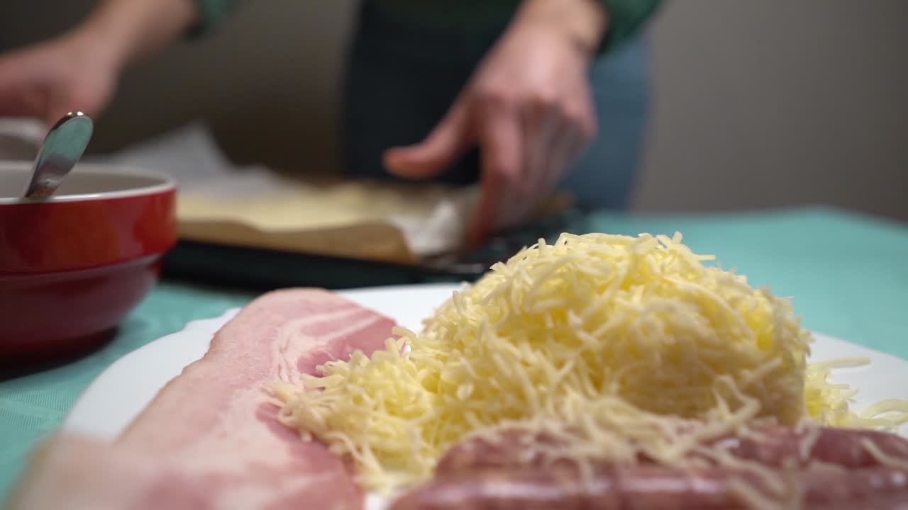 베이킹 트레이에 피자 반죽을 열고 배치하는 선택적 포커스 여성