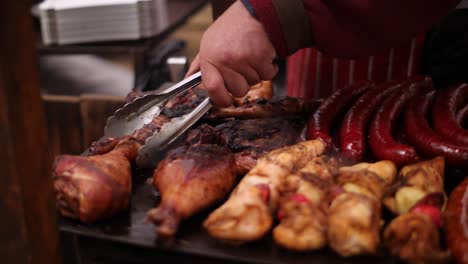 Cerrar-La-Mano-Girando-La-Carne-A-La-Barbacoa