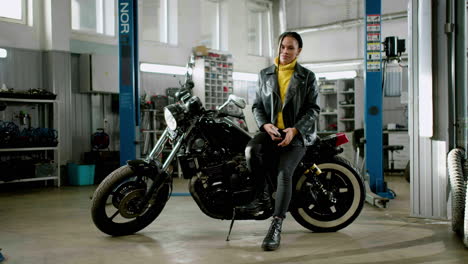 Woman-sitting-on-her-motorbike