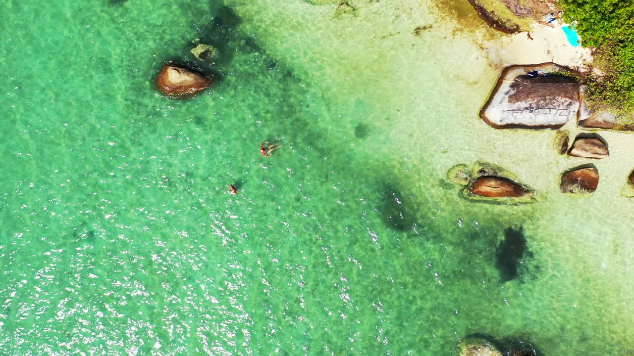 태국, 이국적인 해변의 백사장에 급락한 갈색 석회암 절벽을 씻는 얕은 석호의 잔잔한 맑은 물