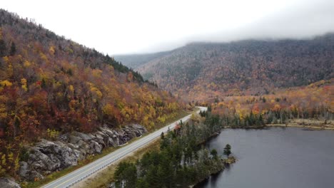 vista aérea del estanque de castores follaje otoñal del bosque nacional white mountain new hampshire